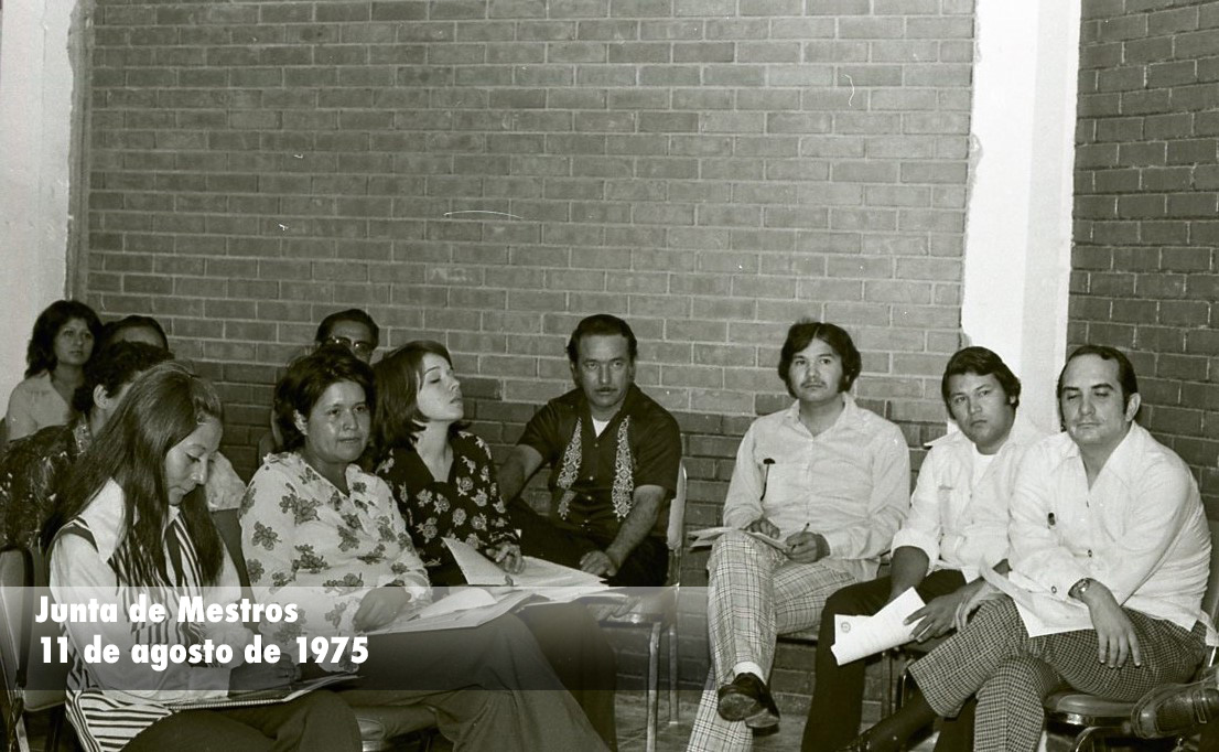 06 profesores en junta 1975